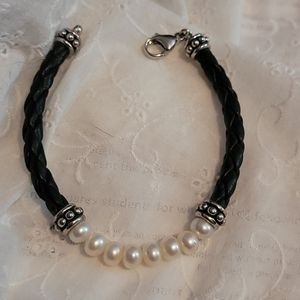 Genuine pearl and leather bracelet